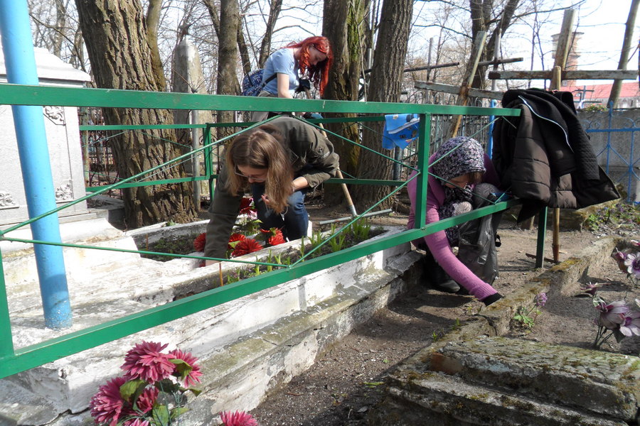Акция по наведению порядка на Новобелицком кладбище