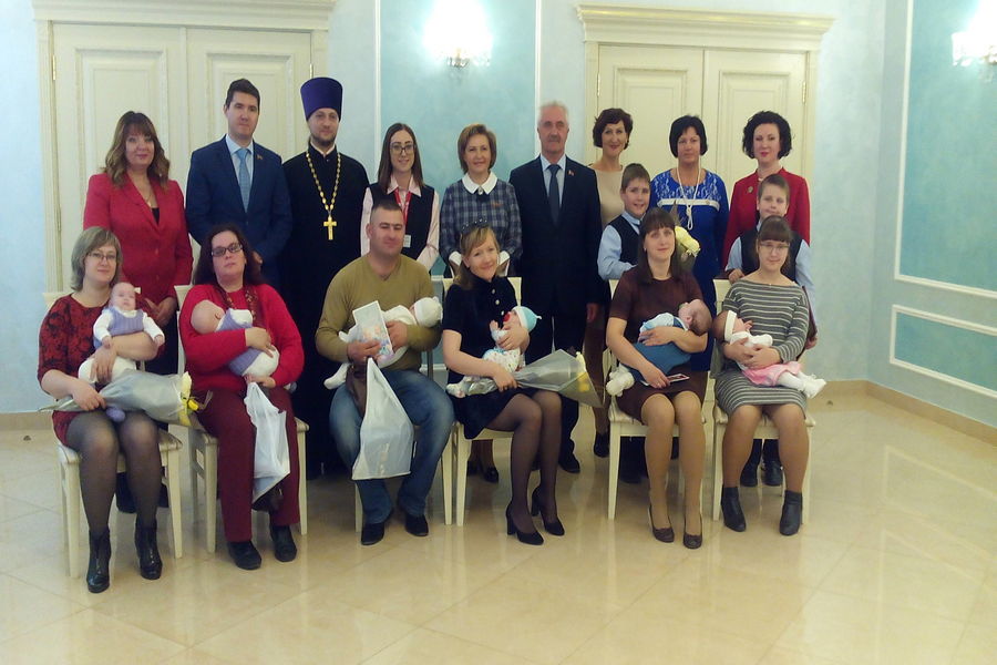 Торжественная регистрация рождения близнецов в отделе ЗАГС администрации Новобелицкого района г.Гомеля.
