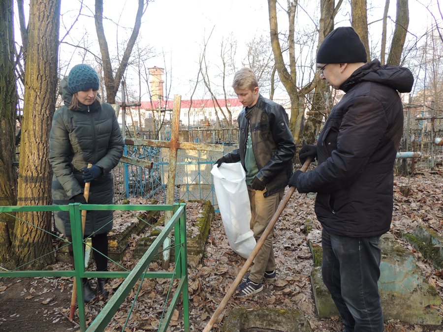 Акция по наведению порядка на Новобелицком кладбище