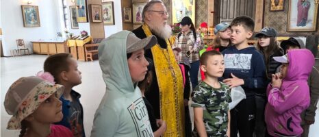 Экскурсия в храм школьников