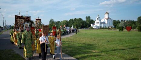 Крестный ход в канун Дня семьи, любви и верности